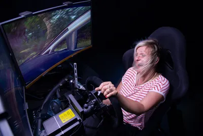 Full-Motion-Rennsimulator - Gift Image