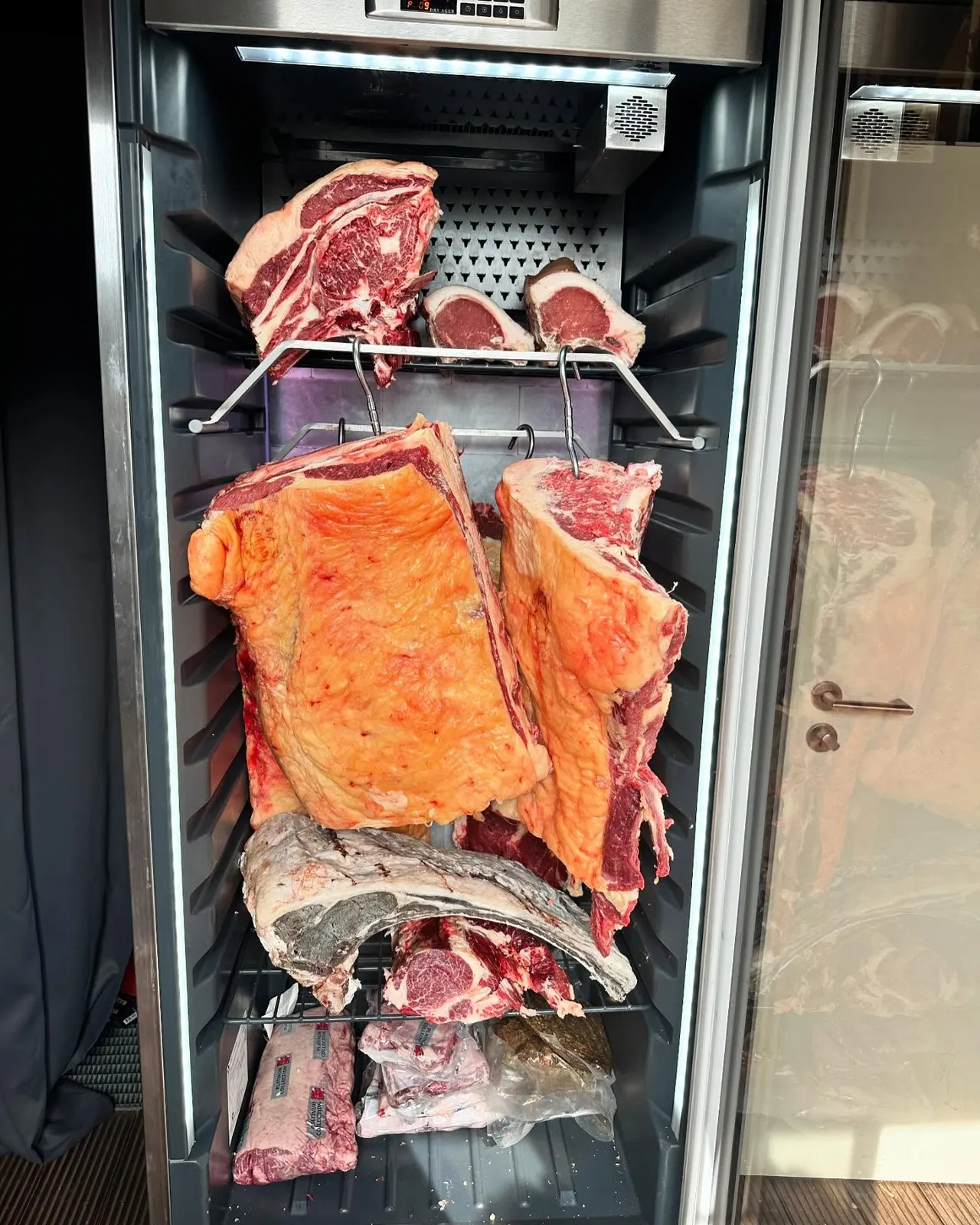 Dry-aging cabinet with beef