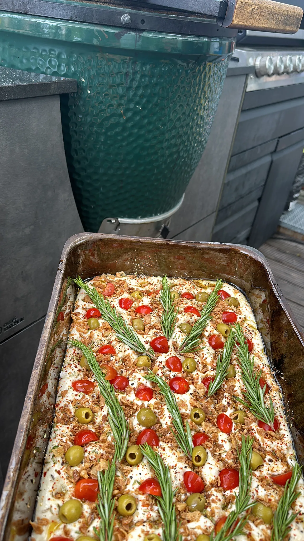 Tray with focaccia next to the ceramic grill