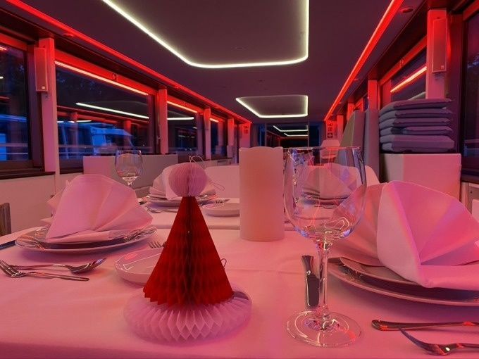 Tannenduft & Lichterglanz – Weihnachtliche Berlin Highlight Tour mit dem Solarschiff Hermine – 2,5h Spreefahrt ab Oberbaumbrücke - Image 10
