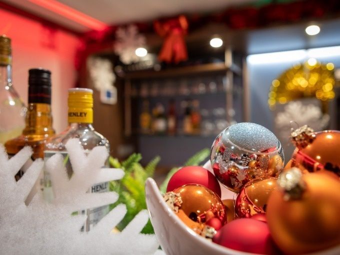 Tannenduft & Lichterglanz – Weihnachtliche Berlin Highlight Tour mit dem Solarschiff Hermine – 2,5h Spreefahrt ab Oberbaumbrücke - Image 8