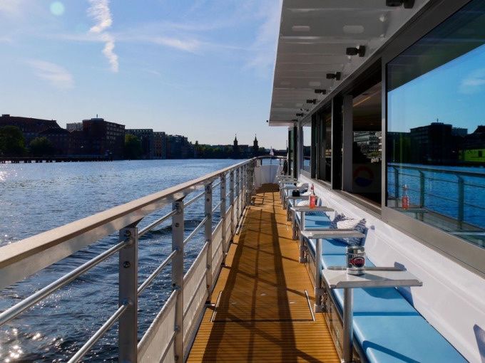 Berlin Highlight Tour ab Märkischem Ufer – entspannte Spreefahrt mit Solarschiff - Image 2
