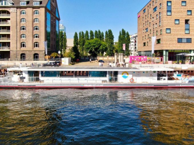 Berlin Ostwärts Tour mit Solarschiff – Spreefahrt durch Natur & Geschichte ab Oberbaumbrücke - Image 3