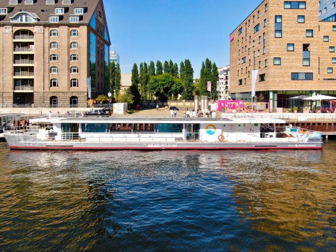 Berlin Highlight Tour ab Märkischem Ufer – entspannte Spreefahrt mit Solarschiff - Image 11