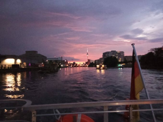 Moonlight Special Highlight Tour im Solar-Katamaran – 2h nächtliche Berlin Spreefahrt ab Oberbaumbrücke| Abfahrt Hafen Solarwaterworld - Image 6
