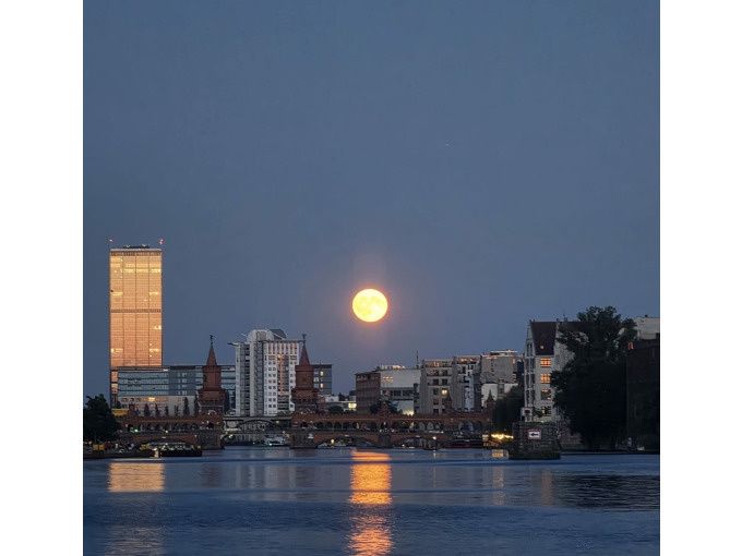 Moonlight Special Highlight Tour im Solar-Katamaran – 2h nächtliche Berlin Spreefahrt ab Oberbaumbrücke| Abfahrt Hafen Solarwaterworld - Image 3