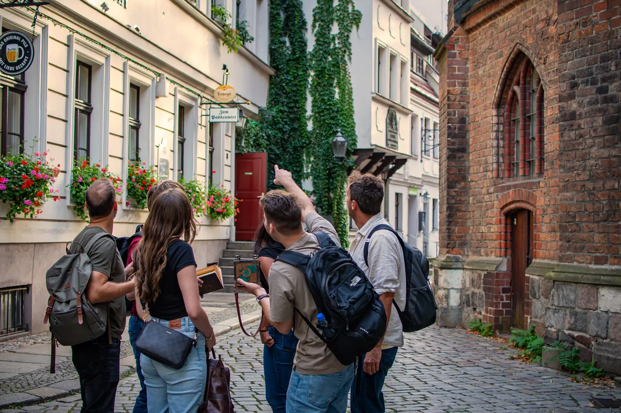 6 Personen, die die Umgebung absuchen