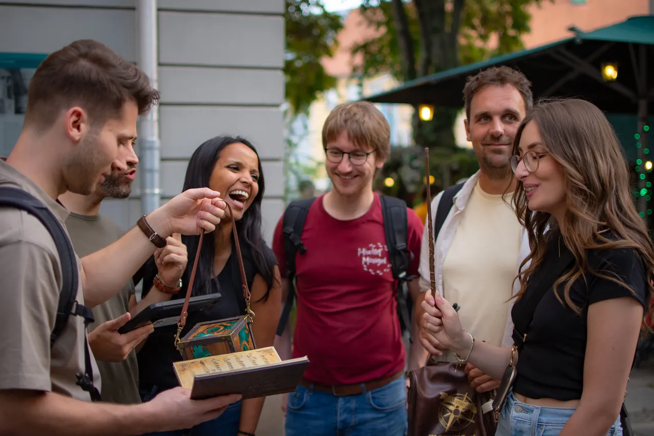 Lachende Gruppe bei Outdoor Escape Game mit Zauberwürfel