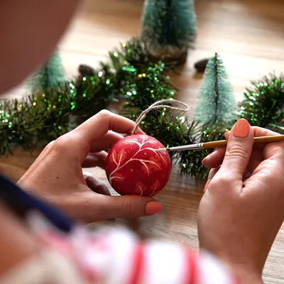 The Art of Painting: Weihnachtskugeln - Moxy Frankfurt East