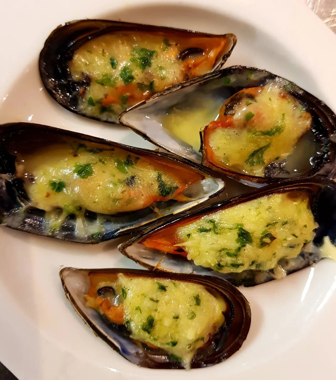 Baked mussels with cheese and herbs