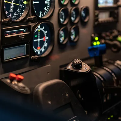 Detail of flight instruments and twin-engine throttle quadrant in the Baron 58 simulator