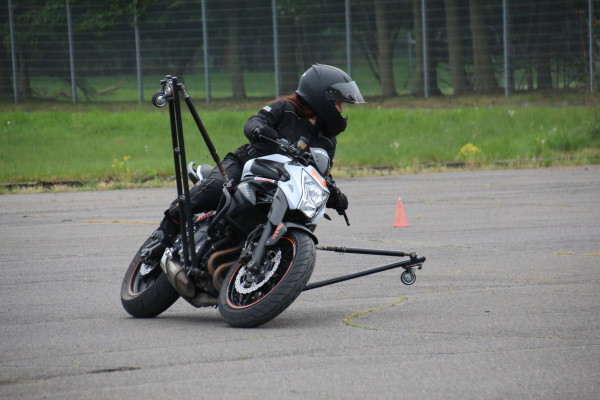 Schräglagen-Motorradtraining - Gift Image