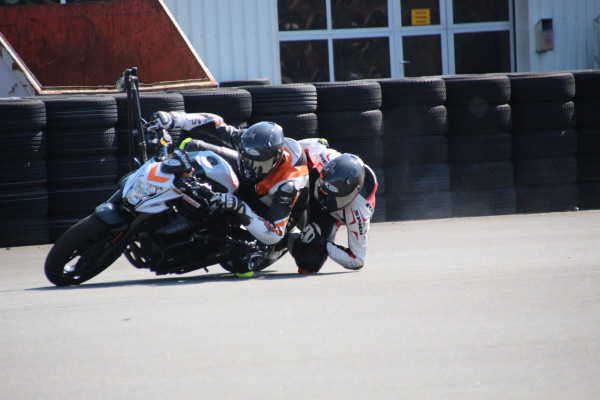 Schräglagen-Motorradtraining Perfektion - Gift Image