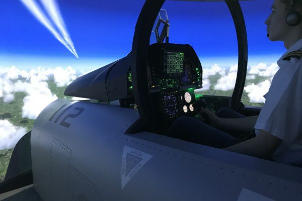 F/A-18 Super Hornet verfolgt einen Airbus A320