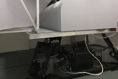 Motion-Plattform, Optional buchbar, damit kommt "Bewegung" in den Flug, bei einem Kampfjet - ein Muss!