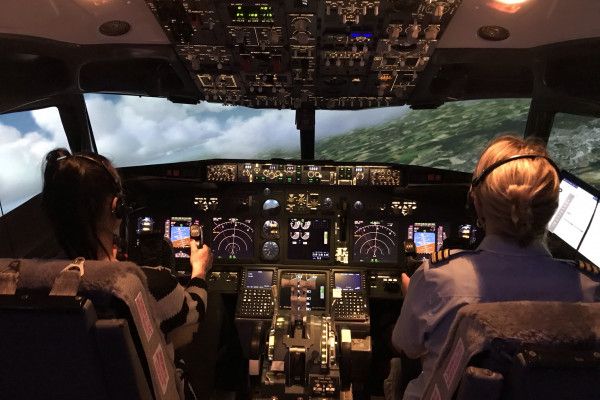 Die nette Co-Pilotin, Dein Instruktor unterstützt dich gern ...