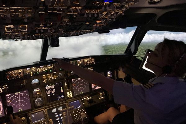 Boeing 737-800 NG - ... und weist Dich auf Besonderheiten hin, zum Beispiel entgegenkommende Berge ;-)
