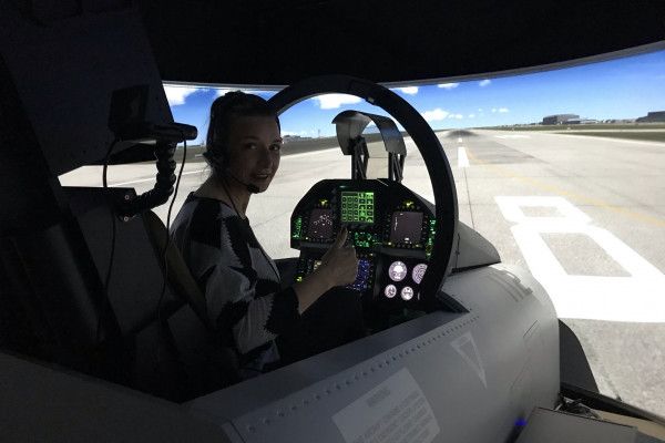 ... Du sitzt allein im Jet, wenn etwas schief geht, dann hilft nur noch der Schleudersitz. Das wird teuer!