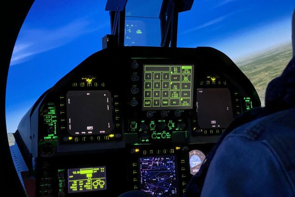 Also leicht ist das nicht, aber es macht Mega Spaß! 
Wer die Landung auf einem Flugzeugträger im ersten Versuch schafft bekommt eine Flasche Sekt. Kinder natürlich ne Limo!