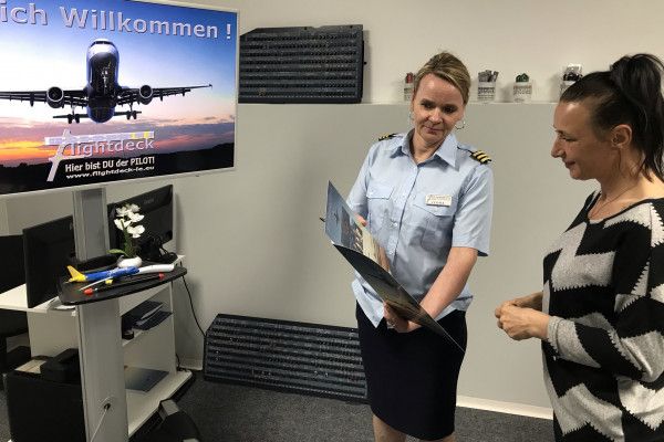 Jetzt gibt es noch ein tolles Zertifikat zur Erinnerung, mit Deinem Bild aus dem Cockpit, das Dein Instruktor heimlich von Dir geschossen hat.