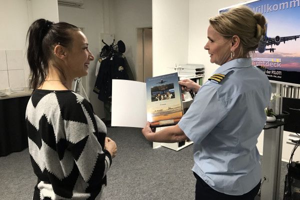 Dazu noch ein kleines Geschenk, zur Erinnerung an Deinen Besuch bei Flightdeck L.E.