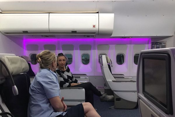 16 Plätze für Deine Begleitpersonen, mit direktem Blick ins Cockpit, oder auf den großen Bildschirm an dem die Cockpitkamera angeschlossen ist. Der Ausblick aus unseren 14 Seitenfenstern nach außen ist echt krass, das musst Du gesehen haben.