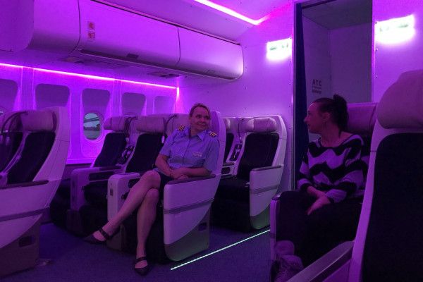 Für Start, Landung, oder den Nachtflug gibt es dann beruhigendes Magenta-Licht in der Kabine