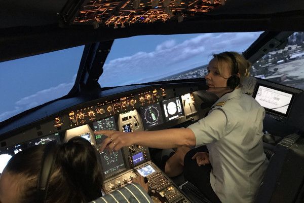 Ach ja, nicht durch den Instruktor ablenken lassen, schön auf das Fliegen konzentrieren