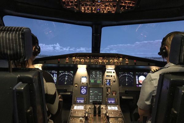 ... oh, ne rote Warnleuchte! Ach so, Autopilot aus, gelandet wird manuell, na klar!