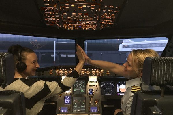 Zurück am Gate in Dubai Intl., das Flugzeug ist noch in einem Stück, die Passagiere auch, also super gelaufen, ein toller Flug, mit Flightdeck L.E.
