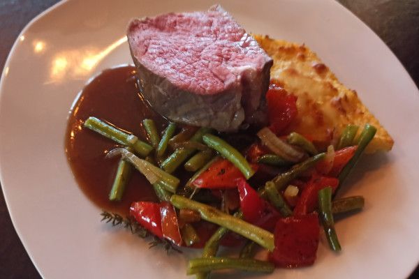 Rinderrücken Trüffeljus, Paprika Bohnengemüse & Römische Nocken
