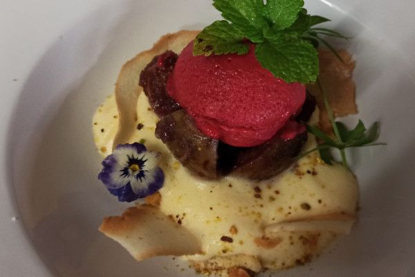 Weißweinschaum, Feige, Himbeersorbet, Crumble