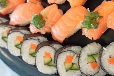 Lachs & vegane Sushi