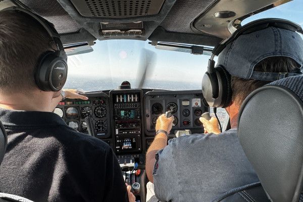 Selbst am Steuer eines Flugzeuges