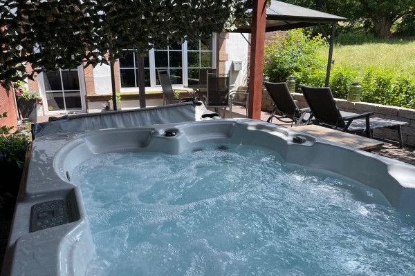 Bubble "Country" - Außenwhirlpool (Modell kann variieren) eines der 3 ländlich gelegenen Apartments