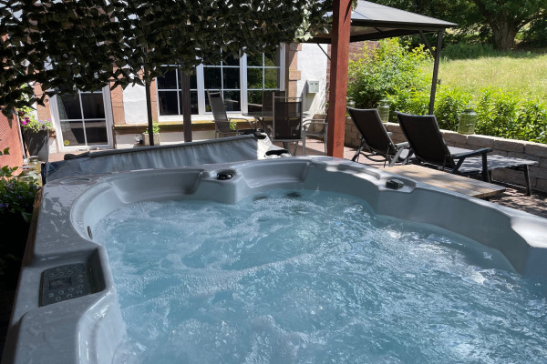 Bubble "Country" - Außenwhirlpool (Modell kann variieren) eines der 3 ländlich gelegenen Apartments