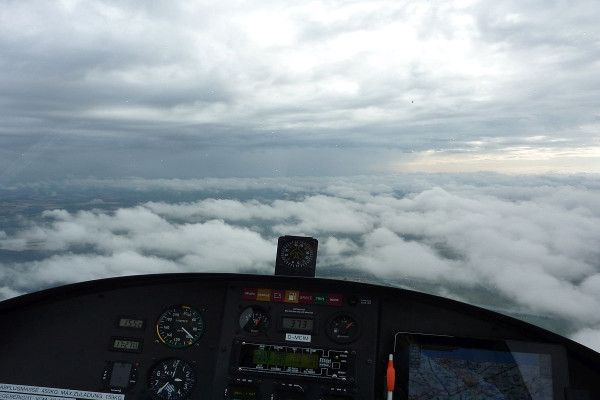 Flug über den Wolken