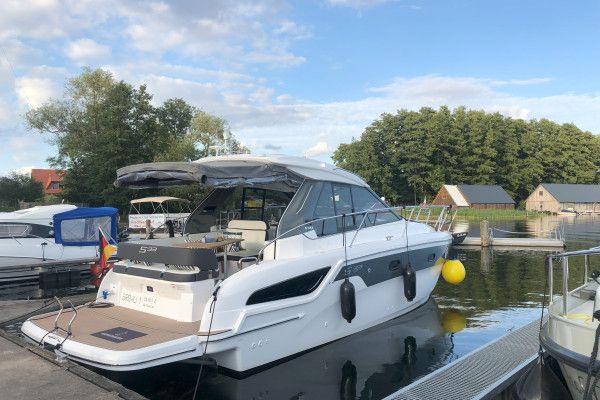 Family & Friends Motoryacht mit Skipper - Image 1