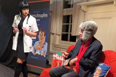 Comedy-Dinner-Show „Männerschnupfen” - Gift Image