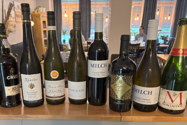 Lasst Euch überraschen, leckere Weine & Käse für unsere Gäste