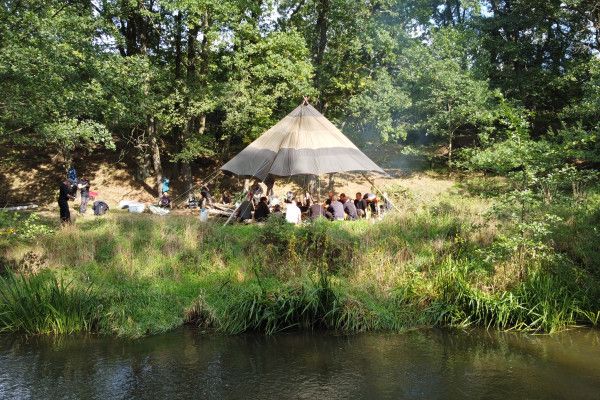 Survivalcamp mit LAgerfeuer und Biwak