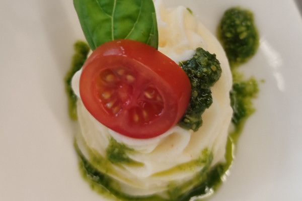 Burrata Espuma mit Pesto