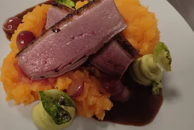 Sous Vide gegarte Entenbrust mit Rosenkohlcreme