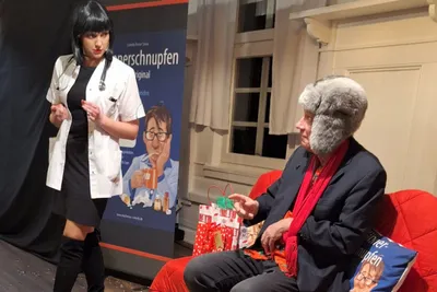 Comedy-Dinner-Show „Männerschnupfen 3 - Männer, Technik & Migräne“ - Gift Image
