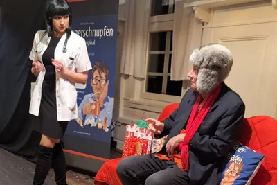 Männerschnupfen, Frau lacht, Mann leidet. - Image 10001