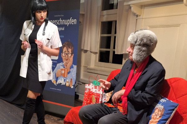 Männerschnupfen, Frau lacht, Mann leidet. - Image 10001