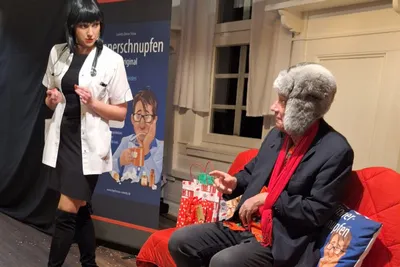 Männerschnupfen, Frau lacht, Mann leidet.  - Image 10001