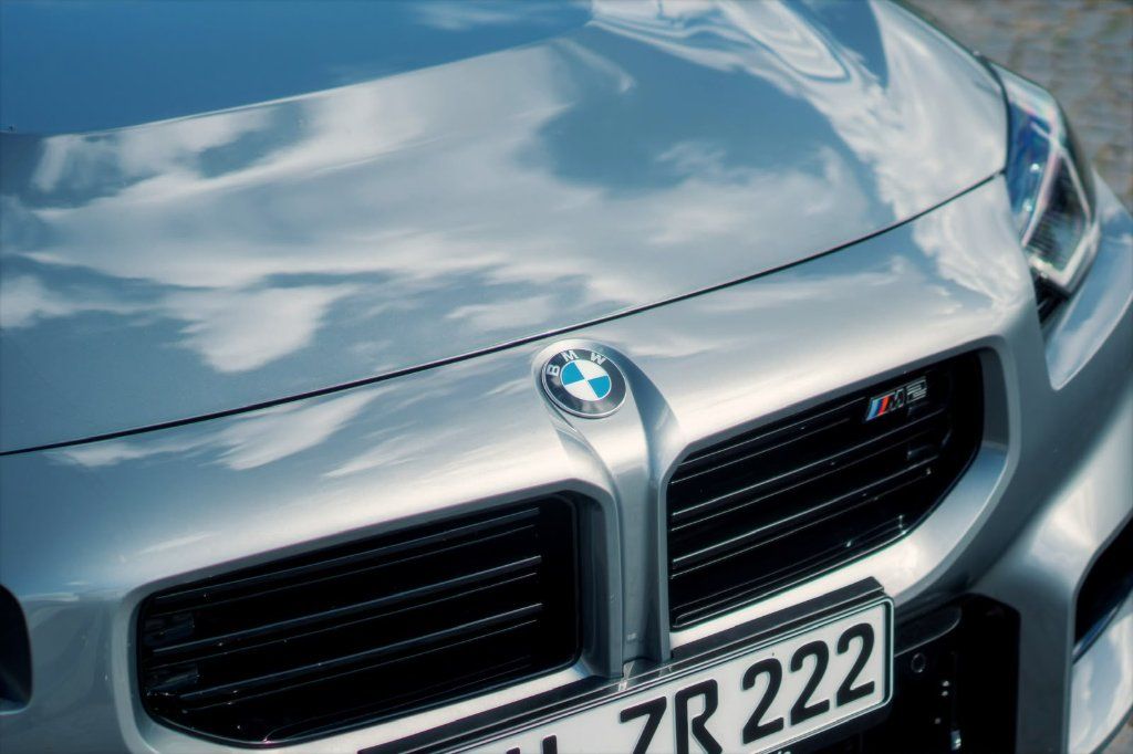 Close-up of the front grille and BMW badge of a BMW M2 Facelift 2026