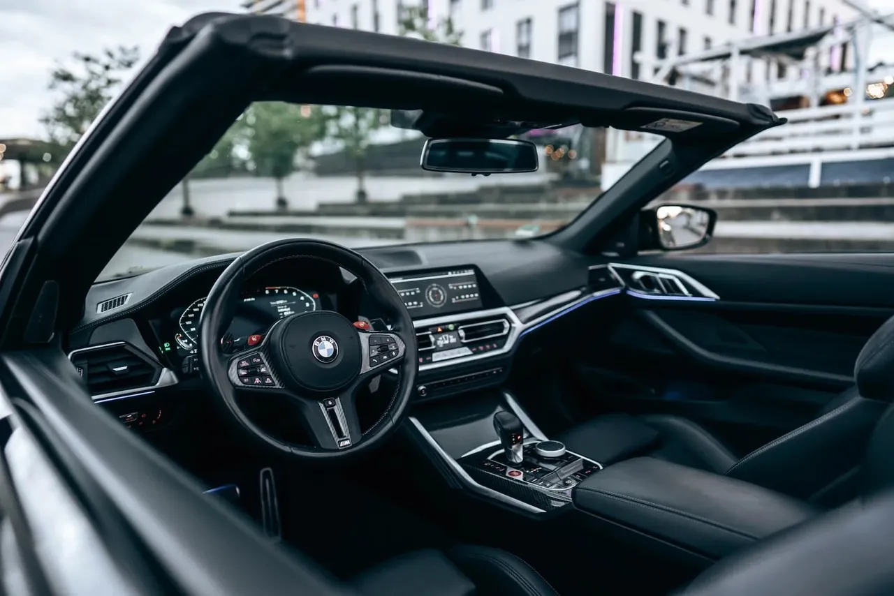 Cockpit of the BMW M4 Convertible with M steering wheel