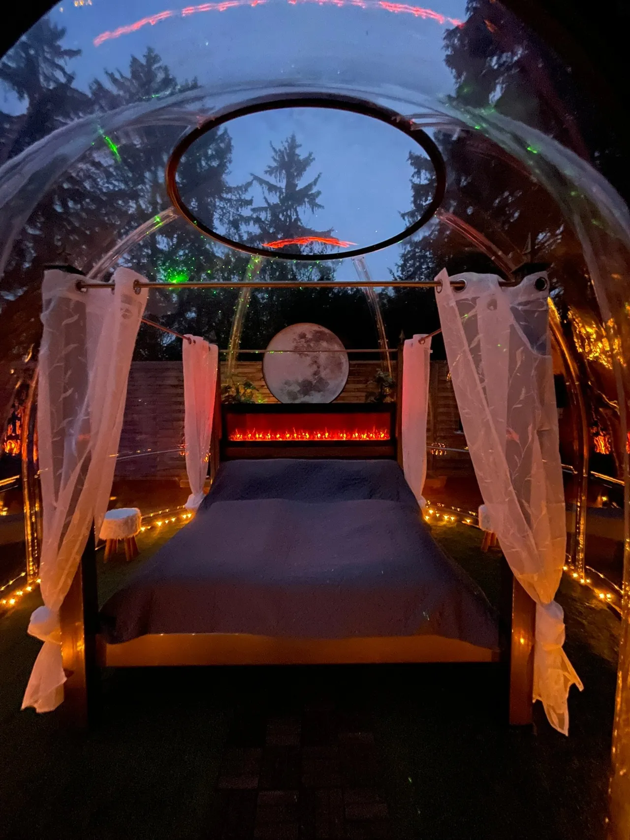 Bubble-Hotel am Abend
